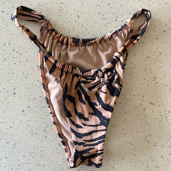 Tori Praver Swim in Tiger - Picture 2 of 4